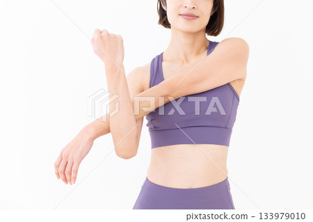 一位身穿瑜伽服的中年婦女正在做瑜伽 133979010