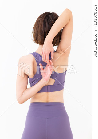 一位身穿瑜伽服的中年婦女正在做瑜伽 133979015