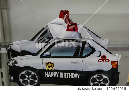 一張看起來像真警車的生日卡 一張看起來像真警車的生日卡 133979016