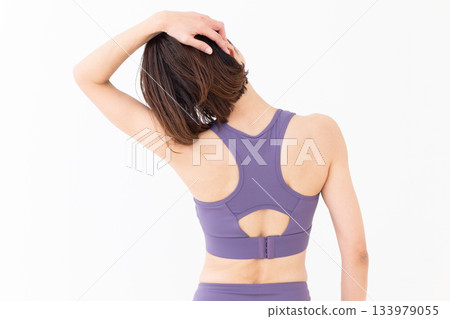 一位身穿瑜伽服的中年婦女正在做瑜伽 一位身穿瑜伽服的中年婦女正在做瑜伽 133979055
