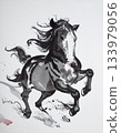 一幅用毛筆繪製的水墨畫,描繪了一匹奔跑的駿馬。 一幅用毛筆繪製的水墨畫,描繪了一匹奔跑的駿馬。 133979056