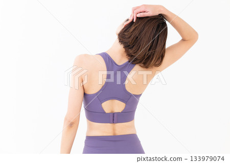 一位身穿瑜伽服的中年婦女正在做瑜伽 一位身穿瑜伽服的中年婦女正在做瑜伽 133979074