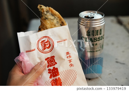 品嚐各種台灣當地美食,包括滷肉飯、麵條和小籠包。 品嚐各種台灣當地美食,包括滷肉飯、麵條和小籠包。 133979419