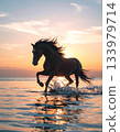 晨曦中,駿馬在海岸邊奔騰。 晨曦中,駿馬在海岸邊奔騰。 133979714