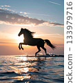 晨曦中,駿馬在海岸邊奔騰。 晨曦中,駿馬在海岸邊奔騰。 133979716