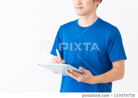 身穿T恤的中年男子 身穿T恤的中年男子 133979750