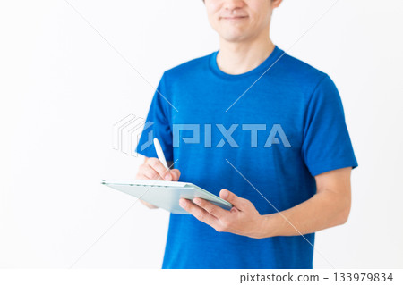 身穿T恤的中年男子 133979834