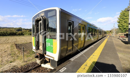 一列列車停靠在JR九琉璃線的平山站。 一列列車停靠在JR九琉璃線的平山站。 133980107