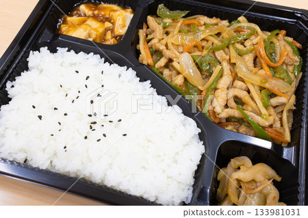 美味的中國青椒豬肉便當 美味的中國青椒豬肉便當 133981031