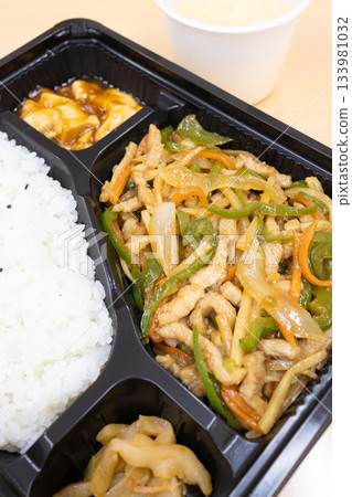 Delicious Chinese green pepper and pork bento 133981032