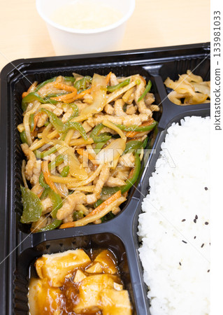 Delicious Chinese green pepper and pork bento 133981033