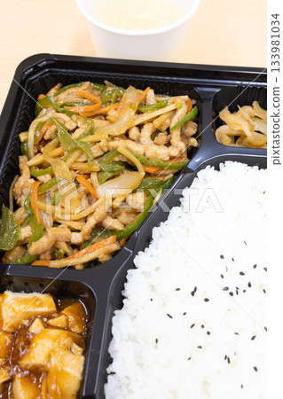 Delicious Chinese green pepper and pork bento 133981034