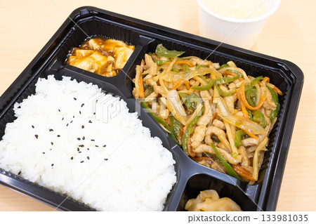 美味的中國青椒豬肉便當 美味的中國青椒豬肉便當 133981035