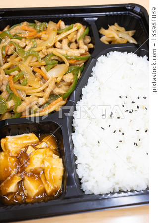 美味的中國青椒豬肉便當 美味的中國青椒豬肉便當 133981039