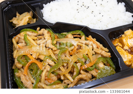 美味的中國青椒豬肉便當 美味的中國青椒豬肉便當 133981044