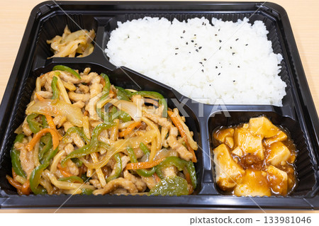Delicious Chinese green pepper and pork bento 133981046
