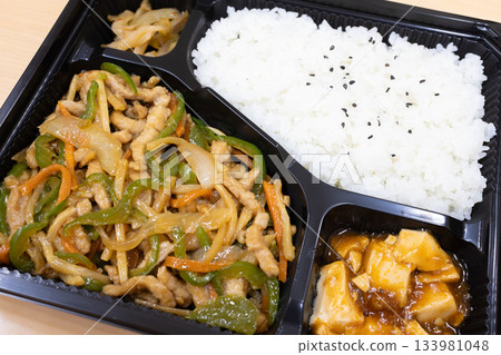 Delicious Chinese green pepper and pork bento 133981048