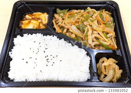 Delicious Chinese green pepper and pork bento 133981052