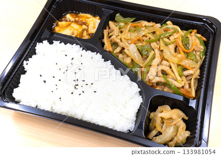 美味的中國青椒豬肉便當 美味的中國青椒豬肉便當 133981054