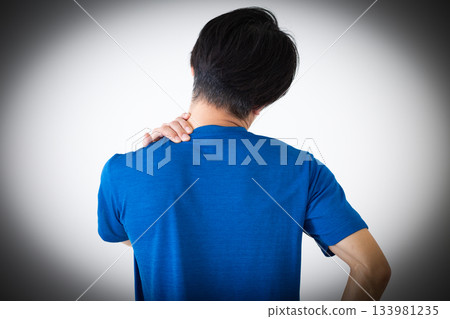 一位穿著T恤的中年男子，肩膀僵硬。 133981235