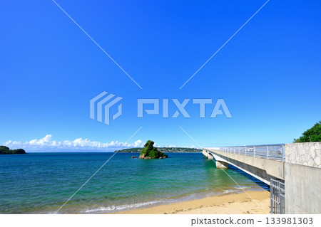 庫裡橋橫跨藍天碧海，景色壯麗。 133981303