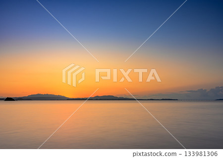 石垣島寧靜的日落，海天交融，景色美不勝收。 133981306