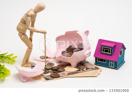 一個模型房子和一個用舊畫偶做的破損的存錢罐 一個模型房子和一個用舊畫偶做的破損的存錢罐 133981908