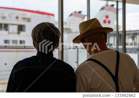 一對中年夫婦乘船旅行 133982662