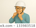 老年人正在練習正確佩戴頭盔。 133983518