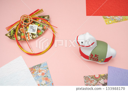 A photo of New Year's decorations and a white horse figurine lined up 133988170