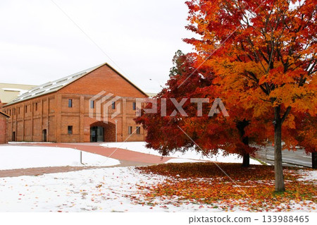 Snow and autumn leaves at the Red Brick Warehouse, a former sake brewery in Hirosaki City, Aomori Prefecture Snow and autumn leaves at the Red Brick Warehouse, a former sake brewery in Hirosaki City, Aomori Prefecture 133988465