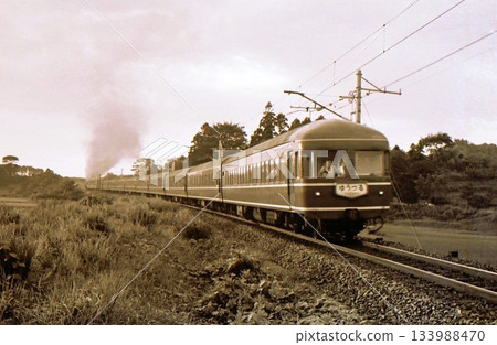 1967年，C62型蒸汽機車牽引著夕鶴臥舖特快列車，行駛於福島縣常磐線。 133988470