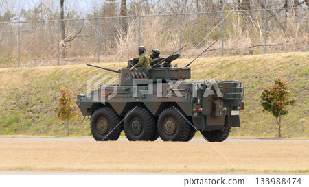 行駛中的陸上自衛隊87式偵察車 133988474