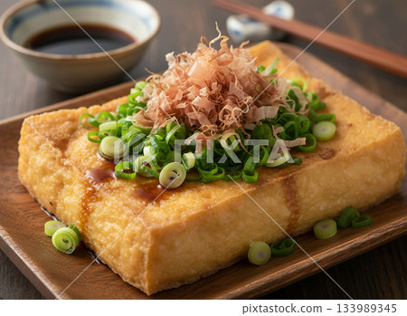 炸豆腐，撒上蔥花和鰹魚片 133989345