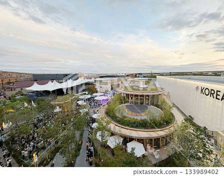 從2025年大阪關西世博會的大型屋頂環上可以看到韓國館、德國館和公共區域。 從2025年大阪關西世博會的大型屋頂環上可以看到韓國館、德國館和公共區域。 133989402