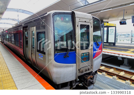 優山線特快列車宇和海號停靠在松山站。 133990318