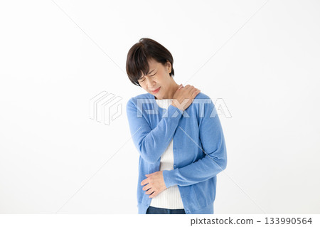 一位女士感到肩膀僵硬和疲勞。 133990564