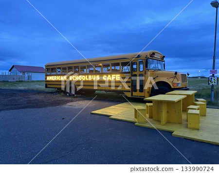 這家咖啡館位於冰島南部小鎮赫拉，由一輛美國校車改造而成。 133990724