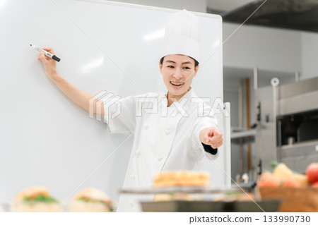 在烹飪研討會、職業學校和員工培訓中授課的女性講師 133990730