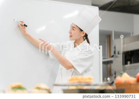 在烹飪研討會、職業學校和員工培訓中授課的女性講師 133990731