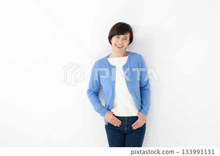身著休閒服的中年婦女 身著休閒服的中年婦女 133991131