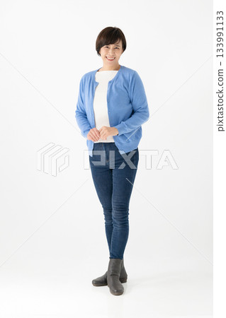 身著休閒服的中年婦女 133991133