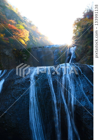 Autumn leaves of Fukuroda Falls Autumn leaves of Fukuroda Falls 133991138