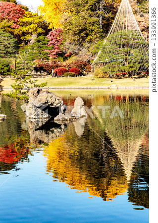 五彩斑斕的秋葉將周圍的景色裝飾得絢麗多彩。 133991366