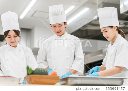 廚房裡的男女廚師正在準備食物 133991457