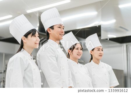 廚師、廚師、穿著廚師服的廚師站在廚房。 133991612