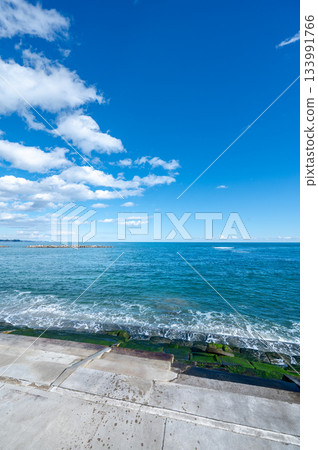 令人心曠神怡的海岸風光,湛藍的天空和遼闊的地平線盡收眼底。 令人心曠神怡的海岸風光,湛藍的天空和遼闊的地平線盡收眼底。 133991766