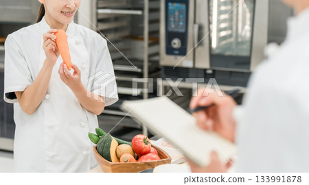 在烹飪研討會、職業學校和員工培訓中授課的女性講師 133991878