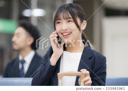 商務女性正在打電話,出差場景,機場或車站候機樓,上半身特寫 商務女性正在打電話,出差場景,機場或車站候機樓,上半身特寫 133991961