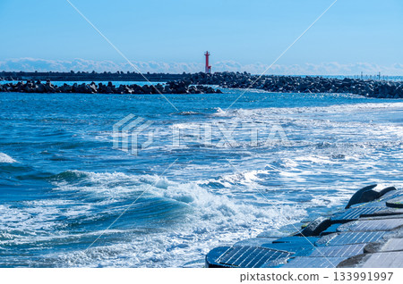 太平洋景色,日立市防波堤和紅色燈塔盡收眼底 太平洋景色,日立市防波堤和紅色燈塔盡收眼底 133991997